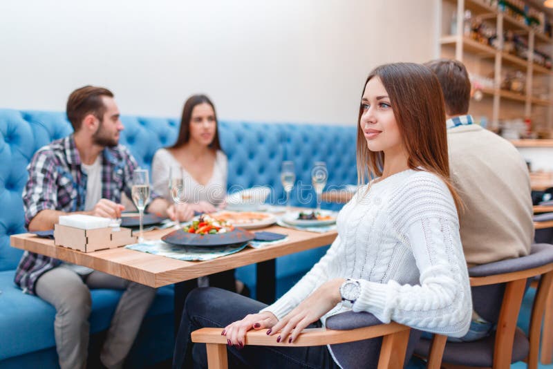 Die jungen Leute verbringen Zeit in einem Café essend und trinkend lizenzfreie stockbilder Die jungen Leute verbringen Zeit in einem Café essend und trinkend lizenzfreie stockbilder