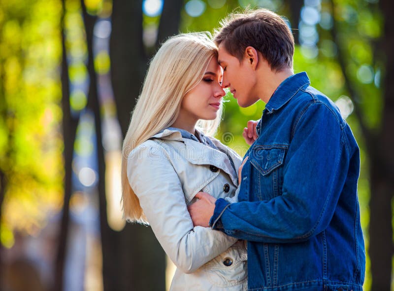 Jungen flirten