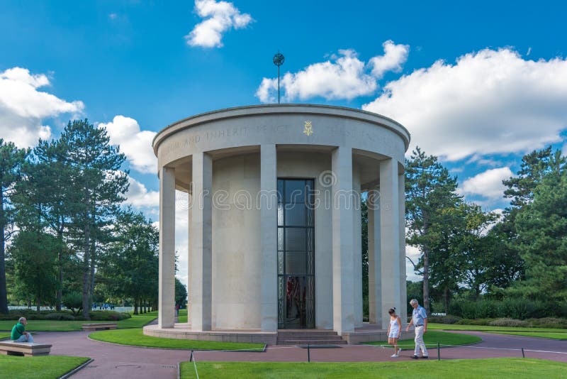 Die Kapelle an am amerikanischen Kirchhof und dem Denkmal Normandies lizenzfreies stockfoto Die Kapelle an am amerikanischen Kirchhof und dem Denkmal Normandies lizenzfreies stockfoto
