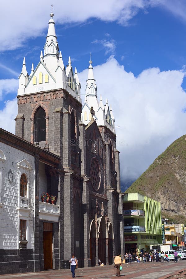 Die Kathedrale in Banos, Ecuador Redaktionelles Bild Bild von pilgerreise, platz 43684950