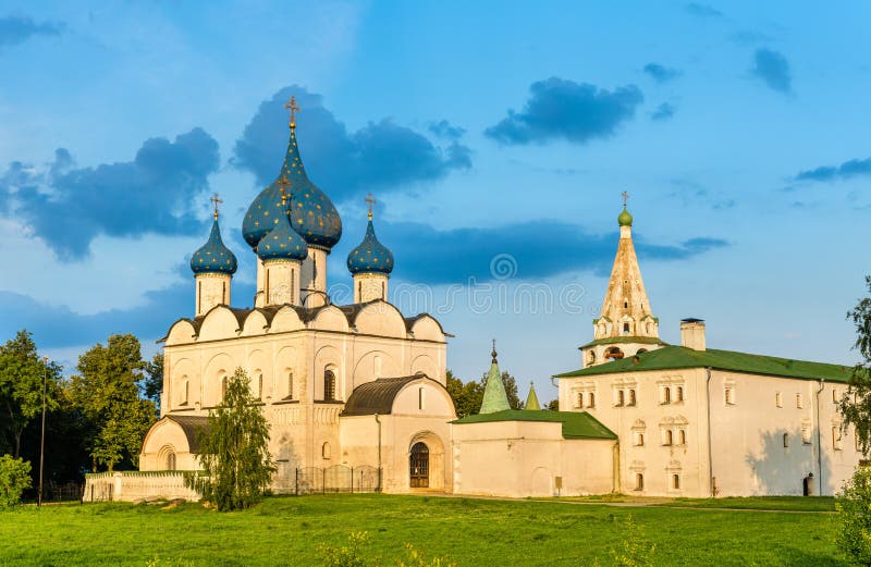 Die Kathedrale der Geburt Christi des Theotokos beim Suzdal der Kreml, Russland stockbilder Die Kathedrale der Geburt Christi des Theotokos beim Suzdal der Kreml, Russland stockbilder