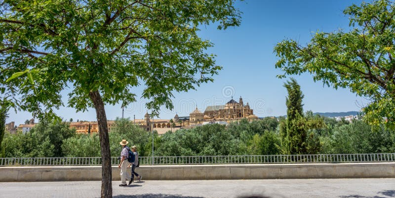 Die Kathedralen-Moschee von Cordoba über von der römischen Brücke lizenzfreie stockfotografie Die Kathedralen-Moschee von Cordoba über von der römischen Brücke lizenzfreie stockfotografie