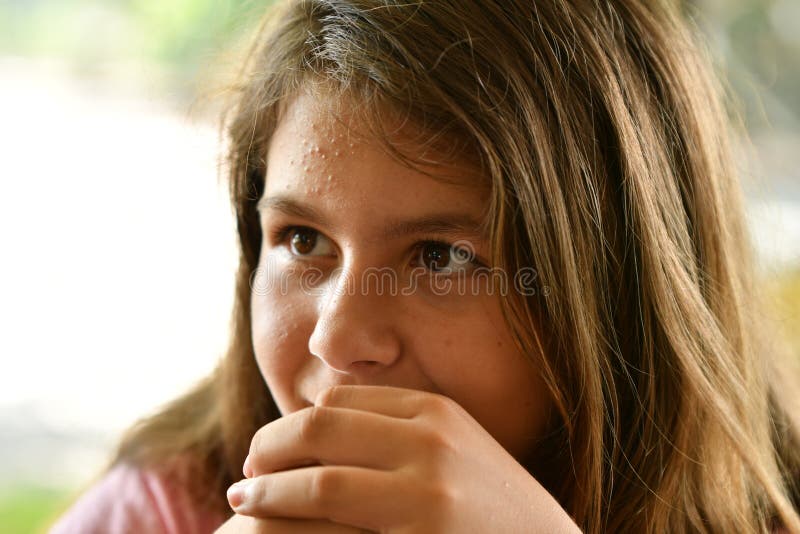 Die Kinder sind mit ihrem Verstand denkend an neue Spiele lizenzfreies stockbild Die Kinder sind mit ihrem Verstand denkend an neue Spiele lizenzfreies stockbild