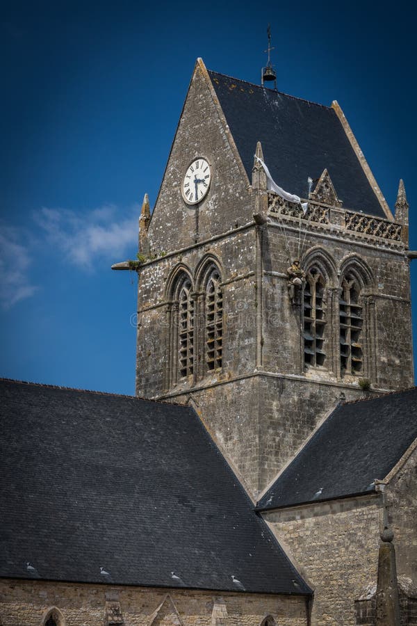 Die Kirche von Sainte-Mère-É glise in Normandie, Frankreich lizenzfreies stockbild Die Kirche von Sainte-Mère-É glise in Normandie, Frankreich lizenzfreies stockbild