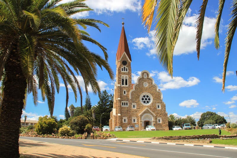Die klassische deutsche lutherische Kirche von Christus in Windhoek in der Einstellung von Palmen Eine der Hauptanziehungskräfte lizenzfreie stockbilder Die klassische deutsche lutherische Kirche von Christus in Windhoek in der Einstellung von Palmen Eine der Hauptanziehungskräfte lizenzfreie stockbilder