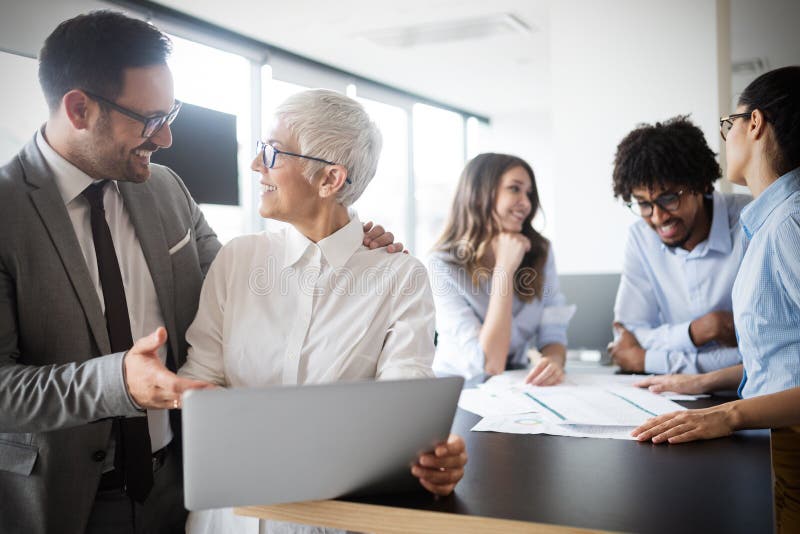 Die kreativen Geschäftsleute, die an Geschäft arbeiten, projektieren im Büro stockfotografie Die kreativen Geschäftsleute, die an Geschäft arbeiten, projektieren im Büro stockfotografie