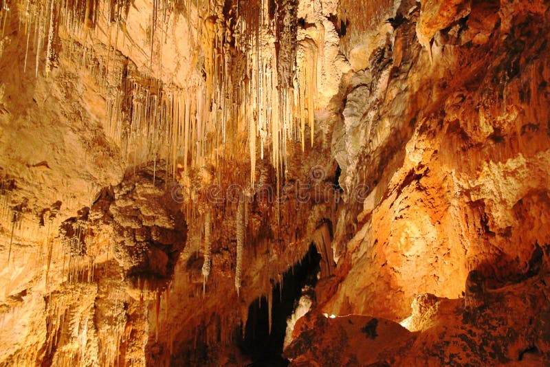 Die Kristallhöhlen von Bermuda Unglaubliche Bildungen von den weißen Stalaktiten bedeckt mit kristallisierten Sodastrohen