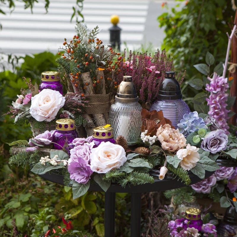 Die künstlichen und vibrierenden Blumen, Kerzen in den purpurroten Tönen bis zum dem Tag der Toten in Warschau lizenzfreie stockfotografie Die künstlichen und vibrierenden Blumen, Kerzen in den purpurroten Tönen bis zum dem Tag der Toten in Warschau lizenzfreie stockfotografie