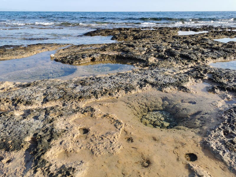 Die Küste des Mittelmeers lange gefrorene Lava in den Nischen, in denen es Meerwasser lizenzfreies stockbild