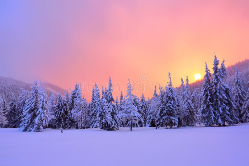 Die Landschaft mit Gebirgsspitze und Sonnenaufgang in den warmen Farben lizenzfreie stockbilder Die Landschaft mit Gebirgsspitze und Sonnenaufgang in den warmen Farben lizenzfreie stockbilder