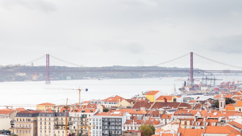Die Lissabon-Skyline in Richtung zum Ponte 25 de Abril lizenzfreie stockfotografie Die Lissabon-Skyline in Richtung zum Ponte 25 de Abril lizenzfreie stockfotografie