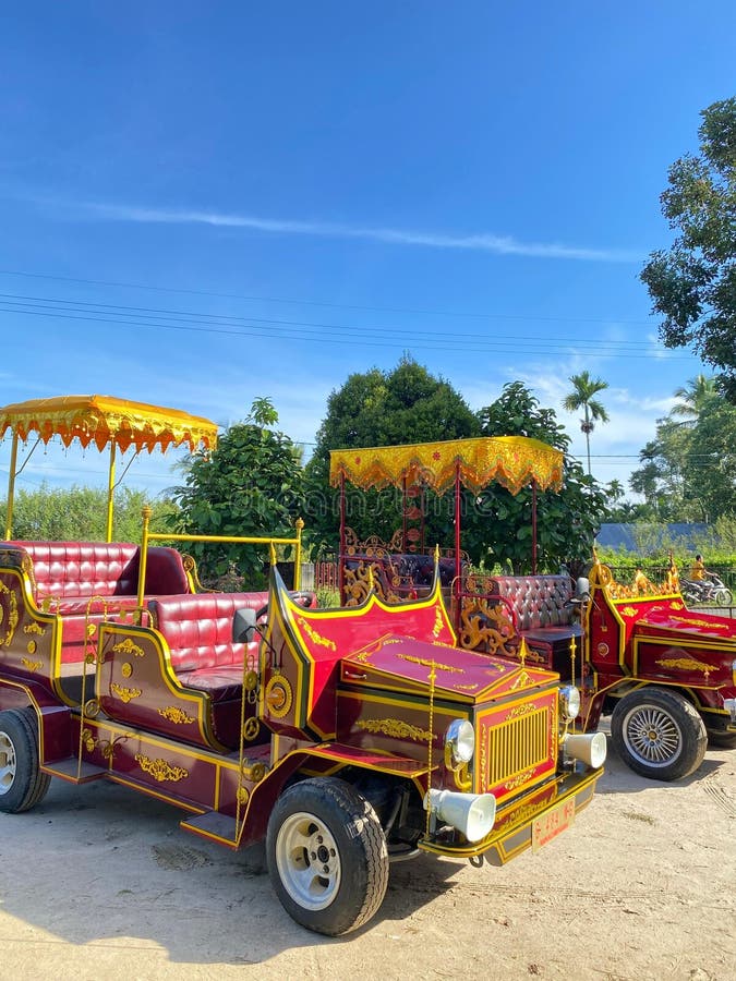 Die majestätischen bugianischen Autos unter dem blauen Himmel die Schönheit Minangkabaus stockfotos
