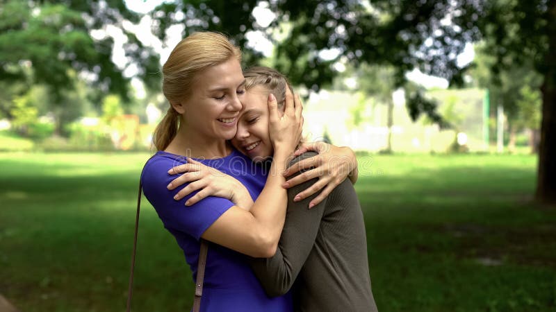 Die Mama und Tochter umfassen, Student kamen nach Hause für Feiertag, langerwartete Sitzung lizenzfreies stockfoto
