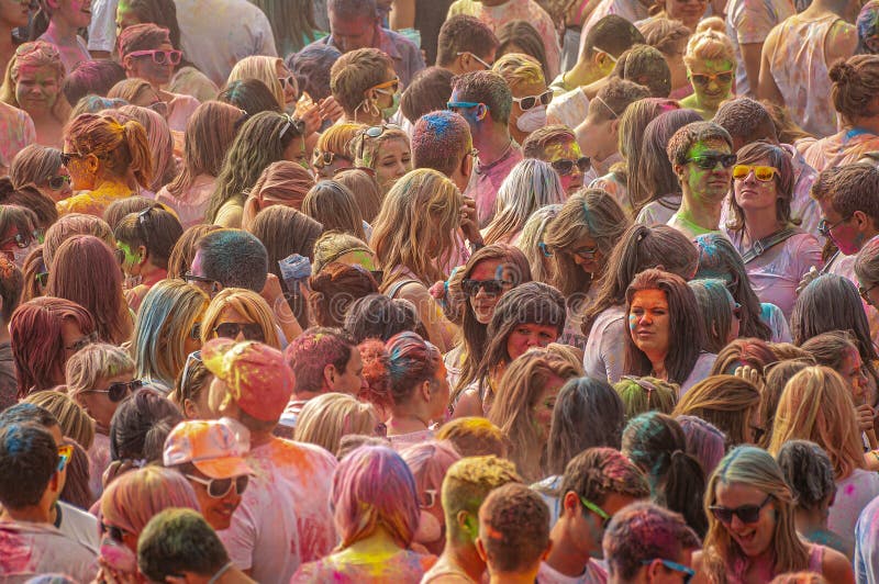 Die Menge junger Menschen im Holi Festival, eine beliebte alte indische Hindu-Feier mit Farben, Leben und Freude, Magdeburg lizenzfreie stockbilder Die Menge junger Menschen im Holi Festival, eine beliebte alte indische Hindu-Feier mit Farben, Leben und Freude, Magdeburg lizenzfreie stockbilder