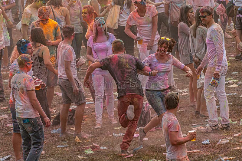 Die Menge junger Menschen im Holi Festival, eine beliebte alte indische Hindu-Feier mit Farben, Leben und Freude, Magdeburg stockfoto Die Menge junger Menschen im Holi Festival, eine beliebte alte indische Hindu-Feier mit Farben, Leben und Freude, Magdeburg stockfoto