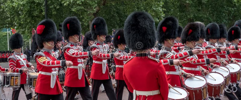 Die Militärkapelle, die dem Iren-Schutz gehört, marschiert hinunter das Mall während sich sammeln die Farbmilitärparade, London G stockfoto Die Militärkapelle, die dem Iren-Schutz gehört, marschiert hinunter das Mall während sich sammeln die Farbmilitärparade, London G stockfoto