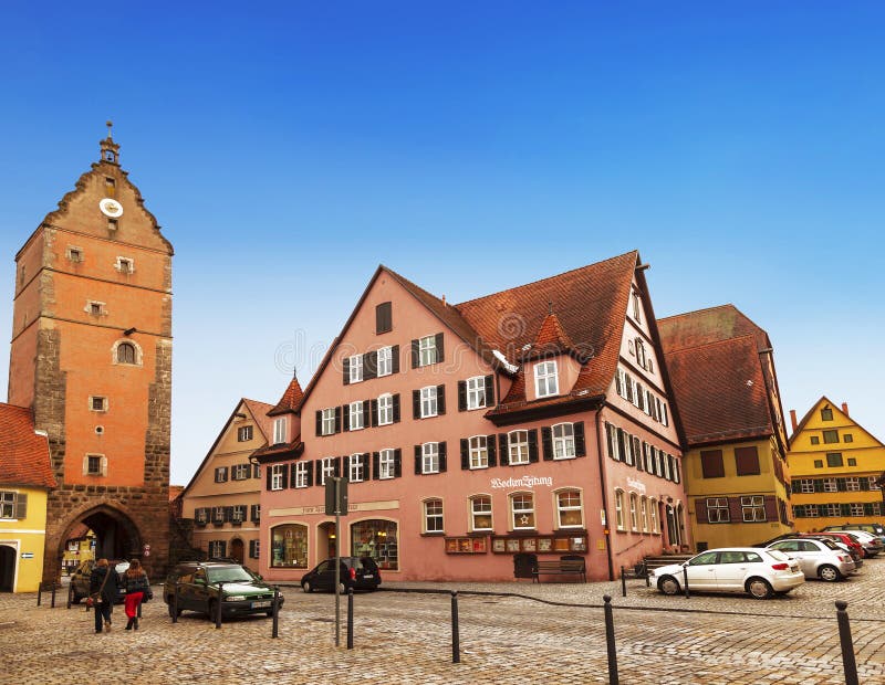 Die mittelalterliche deutsche Stadt Dinkelsbühl, Stadtplatz mit Woernitztor-Tor Bayern