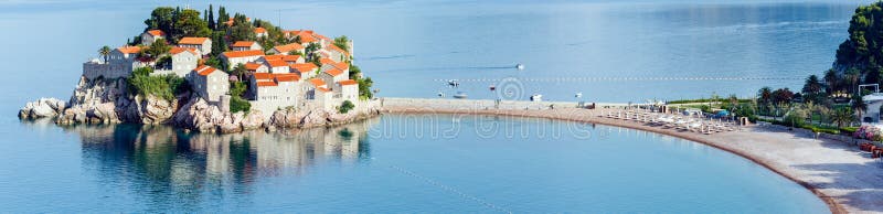 Die Morgenansicht Seeder kleiner insel Sveti Stefan (Montenegro) lizenzfreies stockbild Die Morgenansicht Seeder kleiner insel Sveti Stefan (Montenegro) lizenzfreies stockbild
