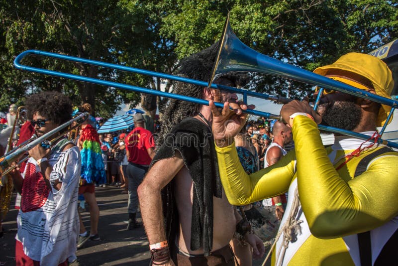 Die Musiker, die Posaunen auf dem Hintergrund der Menge der Leute bei Bloco Orquestra Voadora in Flamengo spielen, parken, Carnav lizenzfreies stockbild Die Musiker, die Posaunen auf dem Hintergrund der Menge der Leute bei Bloco Orquestra Voadora in Flamengo spielen, parken, Carnav lizenzfreies stockbild