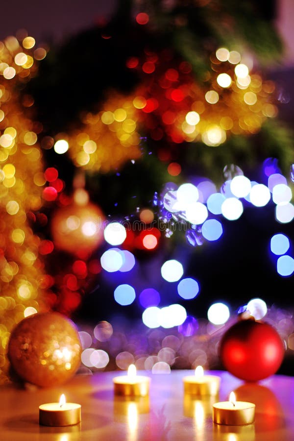 Die Nacht von Weihnachtsabend, beleuchtet goldene Kerzen mit dem funkelnden Baum im Hintergrund stockbild Die Nacht von Weihnachtsabend, beleuchtet goldene Kerzen mit dem funkelnden Baum im Hintergrund stockbild