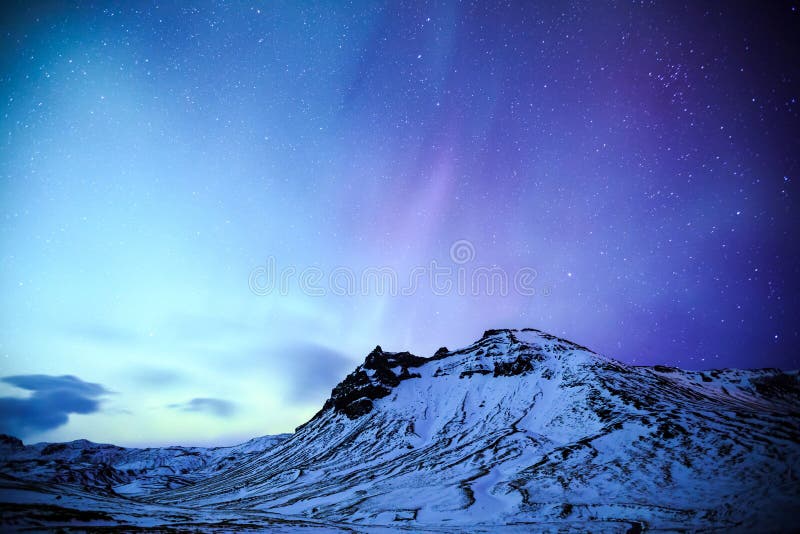 Die Nordlichtaurora vorbei an Schnee Berg lizenzfreie stockfotos Die Nordlichtaurora vorbei an Schnee Berg lizenzfreie stockfotos