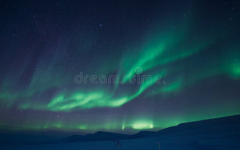 Die Nordlichter in den Bergen von Svalbard, Longyearbyen, Spitzbergen, Norwegen-Tapete lizenzfreie stockbilder Die Nordlichter in den Bergen von Svalbard, Longyearbyen, Spitzbergen, Norwegen-Tapete lizenzfreie stockbilder