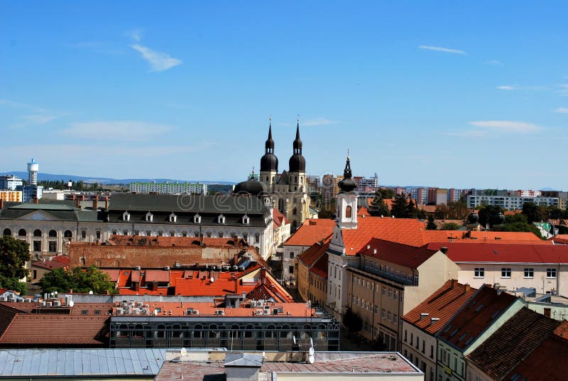 Die Panoramaansicht historischer Mitte Trnava mit der Saint Nicolas-Kirche stockbild Die Panoramaansicht historischer Mitte Trnava mit der Saint Nicolas-Kirche stockbild