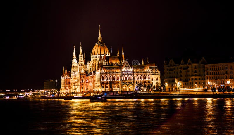 Die Parlaments-Gebäude-Boots-Donau-Nacht Budapest Ungarn lizenzfreie stockfotografie Die Parlaments-Gebäude-Boots-Donau-Nacht Budapest Ungarn lizenzfreie stockfotografie