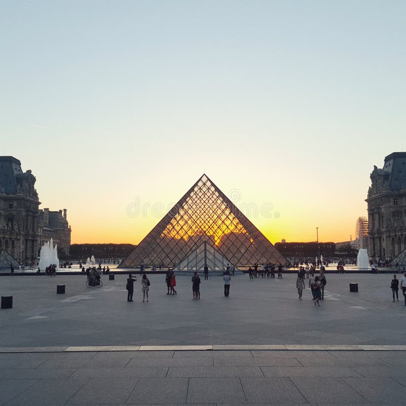 Die Pyramide des Louvre am Abend, Louvremuseum, Paris stockfotos Die Pyramide des Louvre am Abend, Louvremuseum, Paris stockfotos