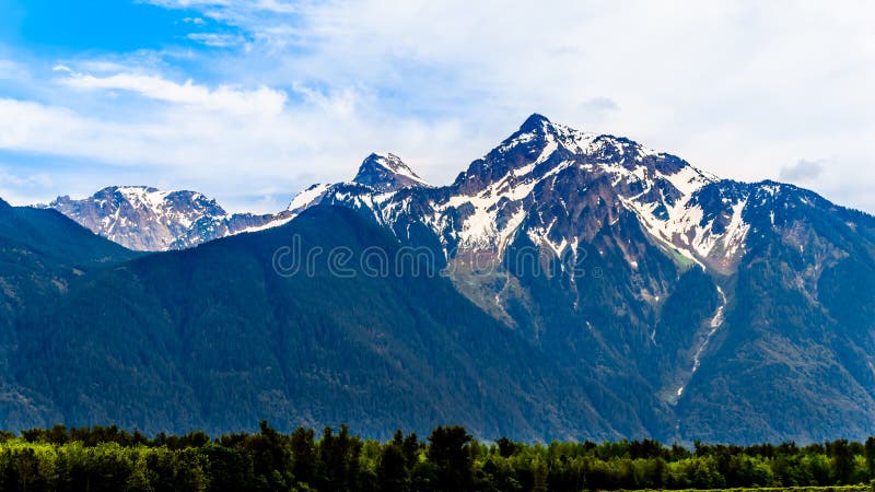 Die Pyramide formte Cheam-Berg oder Cheam-Spitze und ragte über Fraser Valley hoch, wie von der Lougheed-Landstraße nahe Agassiz stockbilder Die Pyramide formte Cheam-Berg oder Cheam-Spitze und ragte über Fraser Valley hoch, wie von der Lougheed-Landstraße nahe Agassiz stockbilder