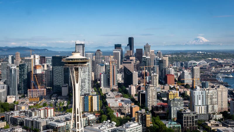 Die Raum-Nadel vor im Stadtzentrum gelegenem städtischem Seattle Washington stockbilder Die Raum-Nadel vor im Stadtzentrum gelegenem städtischem Seattle Washington stockbilder