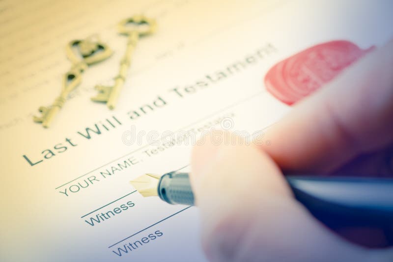 Die rechte Hand des Mannes mit dem Füllfederhalter, der sich vorbereitet, eine Form des Testaments zu unterzeichnen stockbilder Die rechte Hand des Mannes mit dem Füllfederhalter, der sich vorbereitet, eine Form des Testaments zu unterzeichnen stockbilder