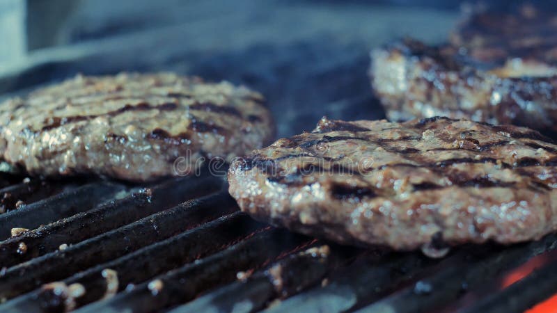 Die Restaurantteller, kochend auf Koteletts und Steak eines saftigen Rindfleisches des Grills zwei im Hintergrund, der Hintergrun