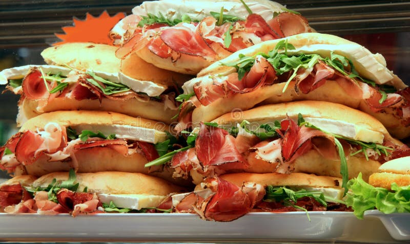 Die Sandwiche, die mit Schinken und Kopfsalat in einem Sandwich angefüllt werden, kaufen stockfotos Die Sandwiche, die mit Schinken und Kopfsalat in einem Sandwich angefüllt werden, kaufen stockfotos