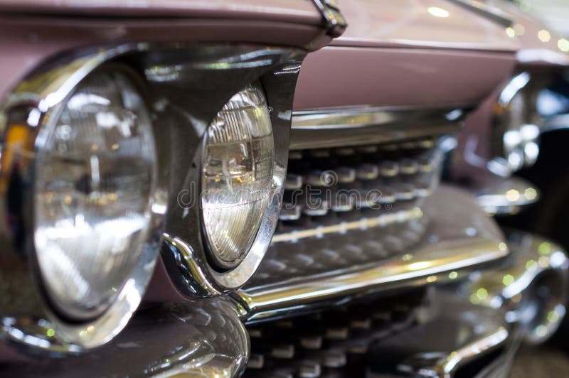 Die Scheinwerfer des rosa Retro- Autos lizenzfreie stockbilder