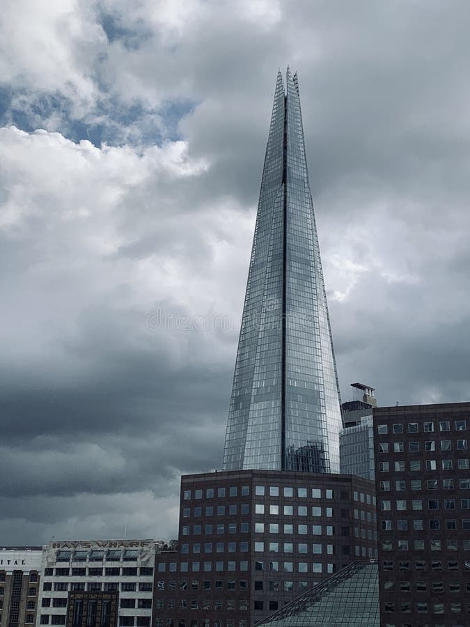 Das spärliche Gebäude der modernen Architektur im Südwark-Gebiet London-Glanz