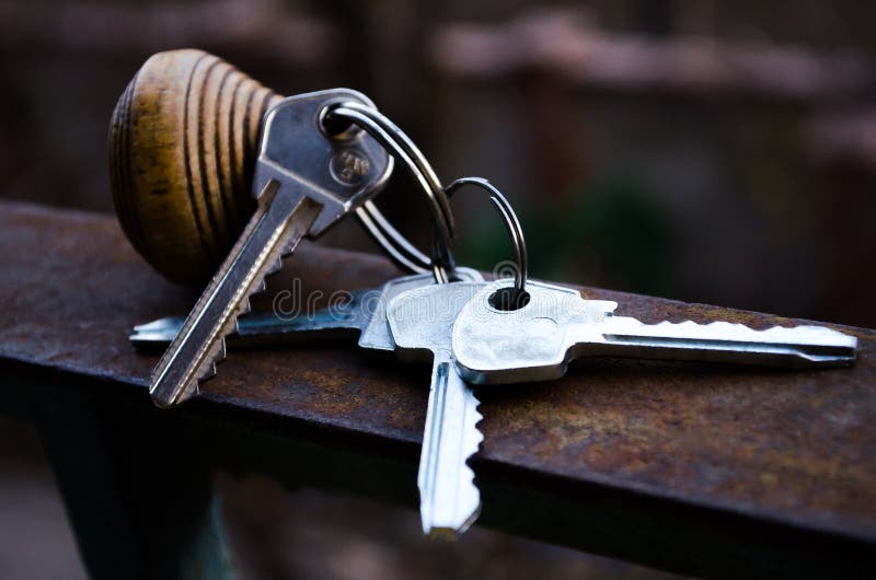 Die Schlüssel Auf Weiß Die Schlüssel zur Wohnung Zimmerschlüssel mit Fernbedienung Hölzernes keychain mit Zahl und Schlüsseln lizenzfreie stockfotografie Die Schlüssel Auf Weiß Die Schlüssel zur Wohnung Zimmerschlüssel mit Fernbedienung Hölzernes keychain mit Zahl und Schlüsseln lizenzfreie stockfotografie