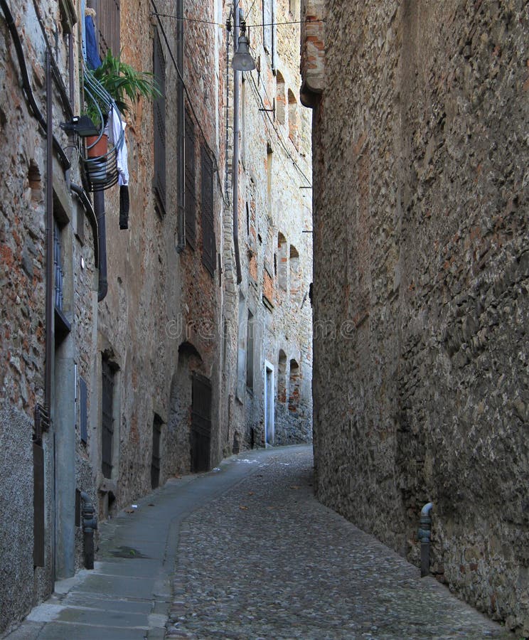 Die schmale Straße in der alten Stadt von Bergamo lizenzfreie stockbilder Die schmale Straße in der alten Stadt von Bergamo lizenzfreie stockbilder