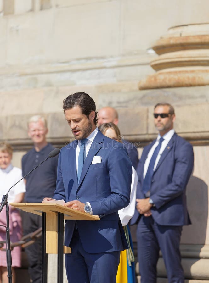 Die schwedischen prins Carl Philip Bernadotte eine Rede machen den schwedischen Leuten außerhalb des königlichen Schlosses lizenzfreies stockbild Die schwedischen prins Carl Philip Bernadotte eine Rede machen den schwedischen Leuten außerhalb des königlichen Schlosses lizenzfreies stockbild