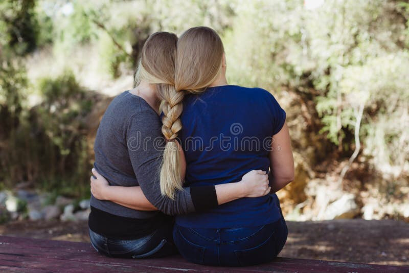 Die Schwestern, die mit dem langen Haar sich umarmen, flochten togther stockfotos Die Schwestern, die mit dem langen Haar sich umarmen, flochten togther stockfotos