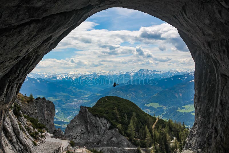 Die schöne Ansicht, welche heraus die Höhle Eisriesenwelt nahe Werfen in Österreich betrachtet lizenzfreies stockfoto Die schöne Ansicht, welche heraus die Höhle Eisriesenwelt nahe Werfen in Österreich betrachtet lizenzfreies stockfoto