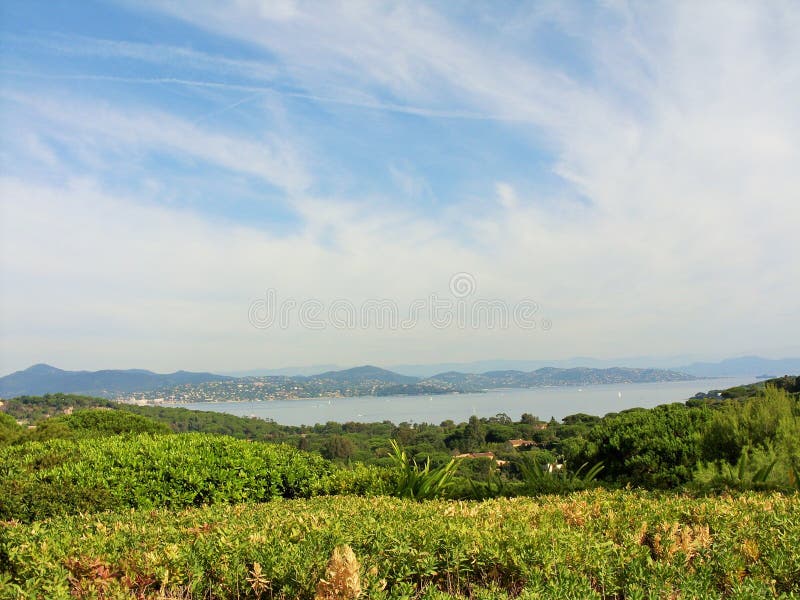 Die schöne Landschaft in Saint Tropez lizenzfreies stockbild Die schöne Landschaft in Saint Tropez lizenzfreies stockbild