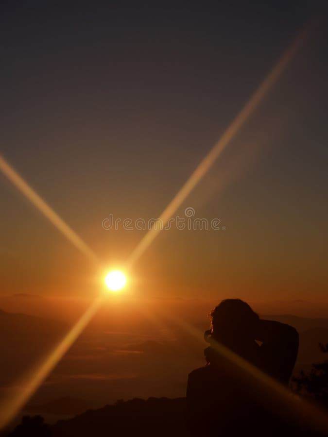 Die Schönheit der Sonnenaufgänge und des Himmels morgens Und ein Fotograf von der Rückseite schoss Auf dem Standpunkt stockfotografie Die Schönheit der Sonnenaufgänge und des Himmels morgens Und ein Fotograf von der Rückseite schoss Auf dem Standpunkt stockfotografie