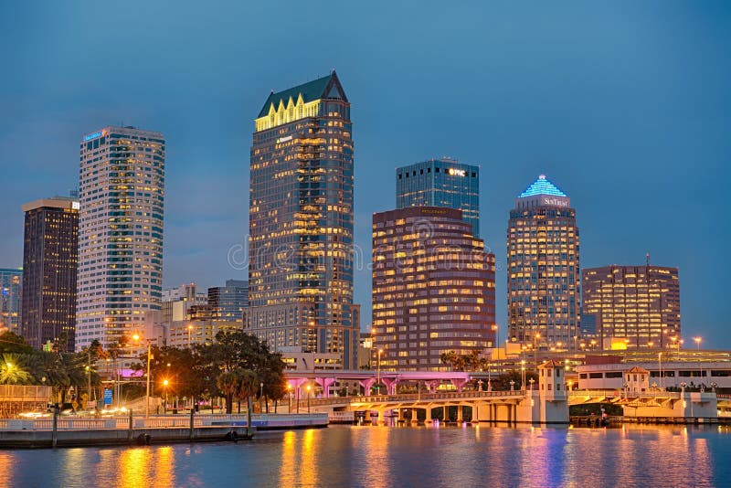Die Skyline von im Stadtzentrum gelegenem Tampa, Florida, nachts lizenzfreies stockfoto Die Skyline von im Stadtzentrum gelegenem Tampa, Florida, nachts lizenzfreies stockfoto