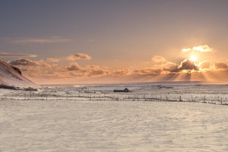 Die Sonne birst von hinten eine Wolke über der gefrorenen Landschaft von stockfotos Die Sonne birst von hinten eine Wolke über der gefrorenen Landschaft von stockfotos