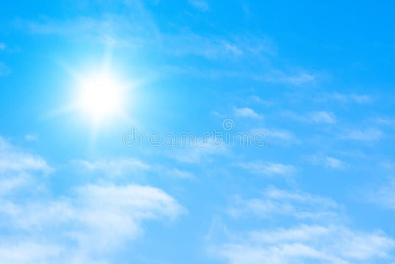 Die Sonne mit hellen Strahlen im blauen Himmel mit weißem Licht bewölkt sich stockbild Die Sonne mit hellen Strahlen im blauen Himmel mit weißem Licht bewölkt sich stockbild