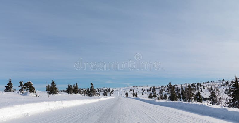Die Sonne scheint das Gleis, Schnee, Holz stockfoto Die Sonne scheint das Gleis, Schnee, Holz stockfoto