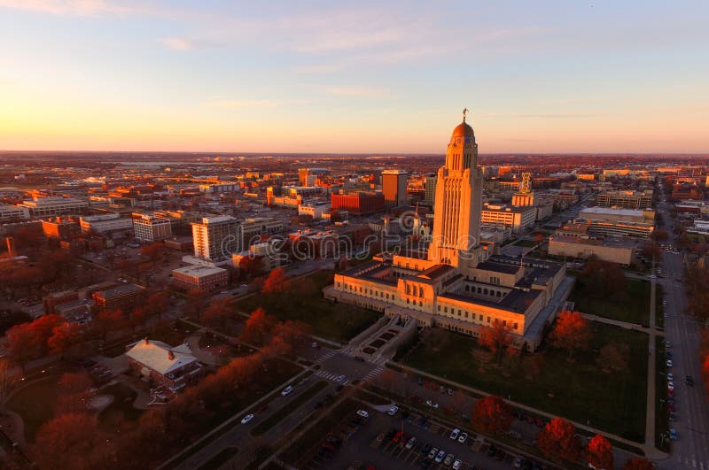 Die Sonne stellt über das Landeshauptstadt-Gebäude in Lincoln Nebraska ein