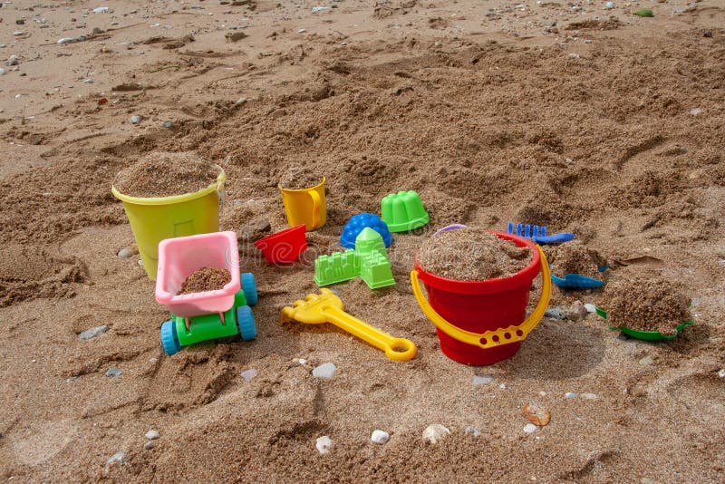 Die Spielwaren der helle Plastikkinder im Sand Konzept der Stranderholung f?r Kinder lizenzfreie stockbilder Die Spielwaren der helle Plastikkinder im Sand Konzept der Stranderholung f?r Kinder lizenzfreie stockbilder