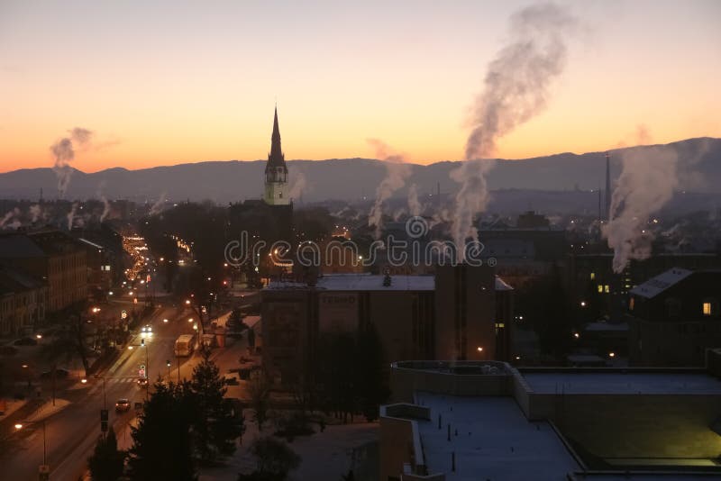 Die Stadt morgens im Winter lizenzfreie stockfotografie